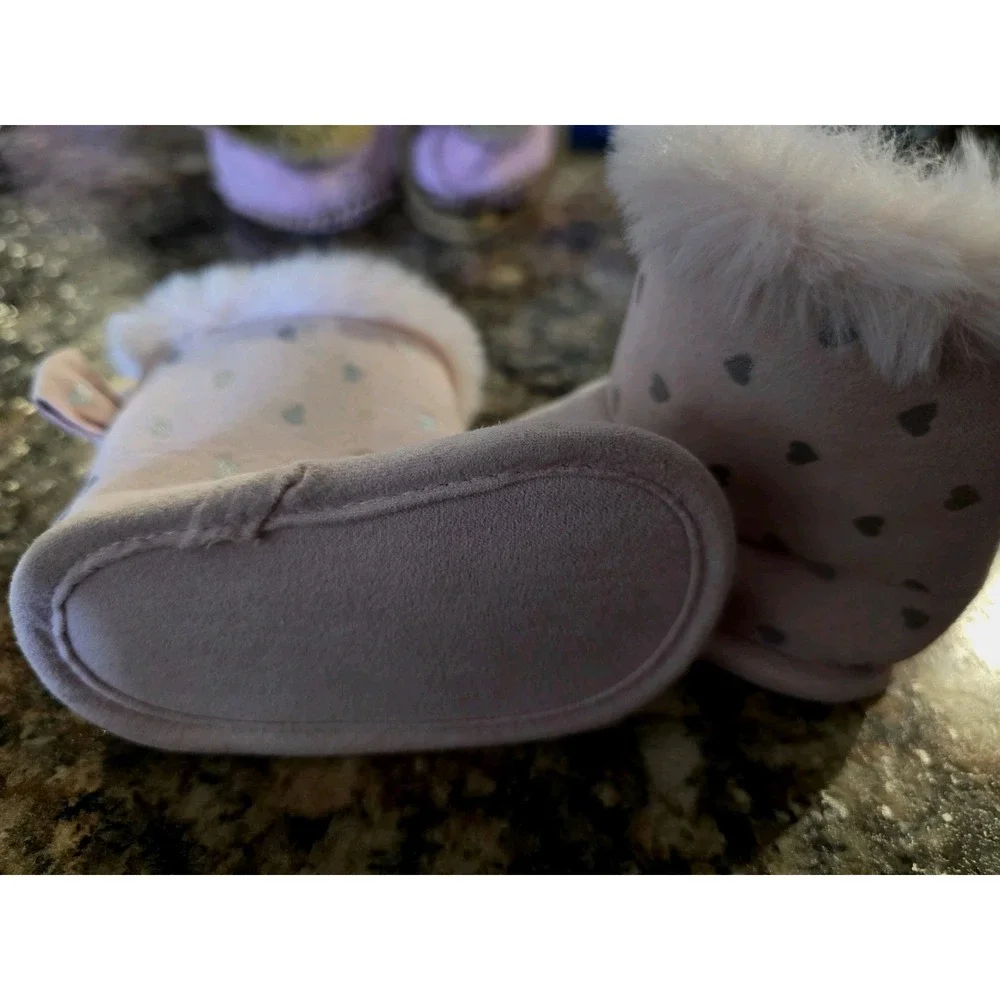 Faux fur. Bows on The back. Baby girl ankel high. Un Branded. Excellent